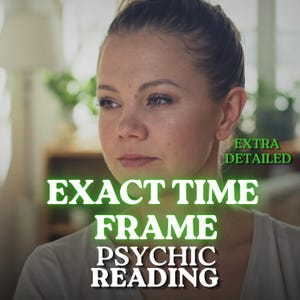 以下が含まれることがあります： 髪を後ろにまとめた人物。緑色の文字で「EXTRA DETAILED」「EXACT TIME FRAME」、白色の文字で「PSYCHIC READING」と書かれている。人物は無表情で、カメラから少し視線を外している。