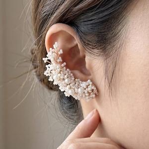ビーズのイヤーカフ：ヴィンテージパールのクローラーイヤリング、花嫁のための手作りの花柄イヤーカフ
