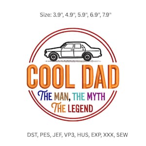 Puede incluir: Un gráfico de coche en blanco y negro está encima del texto naranja "COOL DAD". Debajo, el texto dice "THE MAN, THE MYTH, THE LEGEND" en azul y morado. El diseño está enmarcado por un círculo rojo. Tamaños disponibles: 9.9 cm, 12.4 cm, 15 cm, 17.5 cm y 20.1 cm.
