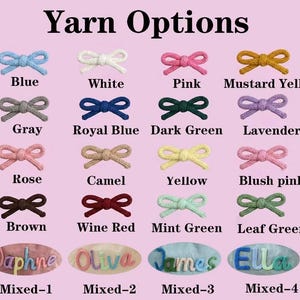 Op de afbeelding: Een overzicht getiteld Yarn Options met zestien kleine gebreide strikjes in diverse kleuren, waaronder blauw, wit, roze, mosterdgeel, grijs, koningsblauw, donkergroen, lavendel, rose, camel, geel, blush roze, bruin, wijnrood, mintgroen en bladgroen.
