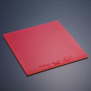 Puede incluir: Una hoja de goma roja cuadrada para tenis de mesa con una superficie lisa. El producto presenta el texto TENERGY 05 en relieve, el logotipo de Butterfly y un peque&ntilde;o recuadro rectangular con el texto 14-001, que indica su certificaci&oacute;n.