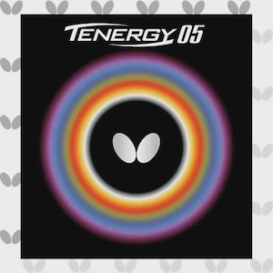 Puede incluir: Un empaque de producto cuadrado de color negro con el texto blanco TENERGY 05 en la parte superior. En el centro, un logotipo de mariposa blanca se sit&uacute;a dentro de un anillo circular con degradado de arco&iacute;ris vibrante.