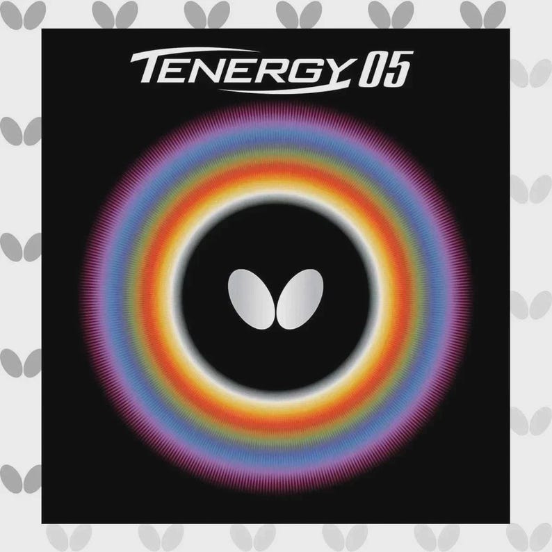 Puede incluir: Un empaque de producto cuadrado de color negro con el texto blanco TENERGY 05 en la parte superior. En el centro, un logotipo de mariposa blanca se sit&uacute;a dentro de un anillo circular con degradado de arco&iacute;ris vibrante.