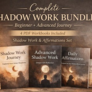 Könnte beinhalten: Ein komplettes Shadow Work Bundle mit vier PDF-Arbeitsbüchern. Die Titel lauten "Shadow Work Journey", "Advanced Shadow Work" und "Daily Affirmations". Die Cover zeigen Silhouetten und Himmelsbilder. Eine brennende Kerze und Kristalle sind im Hintergrund.