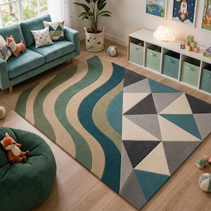 Pode incluir: Um tapete colorido com um padrão de ondas em tons de verde, azul e bege, e um padrão geométrico de triângulos. O tapete está em um quarto infantil com um sofá, um pufe e uma unidade de armazenamento.