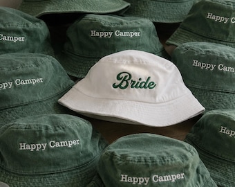 Bestickter Braut Eimer Hut, Happy Camper Bachelorette Hüte, Personalisierte Brautparty Hüte, Brautjungfer Geschenk, Bach Wochenend Hut