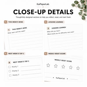 Pode incluir: Uma p&aacute;gina de planejador branca com texto preto intitulada CLOSE-UP DETAILS. Possui quatro se&ccedil;&otilde;es: THIS WEEK'S WINS, LESSONS LEARNED, NEXT WEEK'S TOP 3 com caixas de sele&ccedil;&atilde;o e WEEKLY RESET SCORE com cinco estrelas. O nome da marca KaiPaperLab aparece.