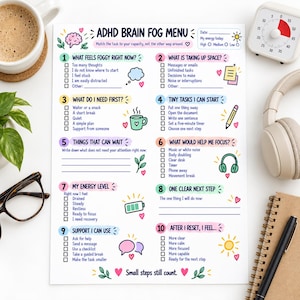 Può includere: Un foglio di carta bianco intitolato ADHD Brain Fog Menu con dieci sezioni numerate, icone colorate e suggerimenti testuali. Il documento include caselle di controllo per attività, livelli di energia e opzioni di supporto, con la frase Small steps still count.