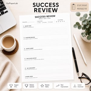 Può includere: Un documento stampabile Success Review bianco con sezioni per Biggest Wins, Milestones Reached, Lessons Learned, What Helped Me Most, Next Improvement e Looking Ahead, con testo nero e righe per scrivere su una superficie chiara.
