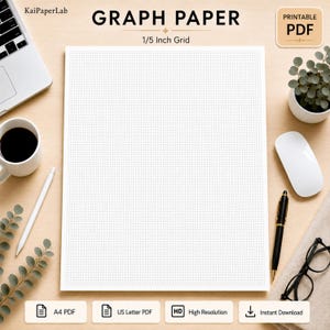 Op de afbeelding: Een vel wit grafiekpapier met een 1/5 inch rasterpatroon in het midden van het beeld. De tekst bovenaan luidt KaiPaperLab, GRAPH PAPER en 1/5 Inch Grid. Een badge rechtsboven vermeldt PRINTABLE PDF. Het papier is omringd door kantoorbenodigdheden.