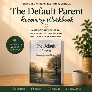 以下が含まれることがあります： 「The Default Parent Recovery Workbook」というタイトルの本。表紙には小道を歩く人物が描かれています。本は木製の表面に置かれ、コーヒーカップと鉢植えの植物があります。「Break the Pattern. Reclaim Your Role.」というテキストが含まれています。