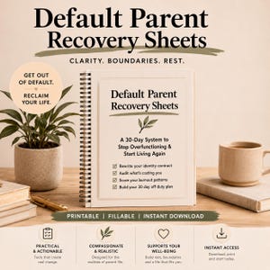 以下が含まれることがあります： 「Default Parent Recovery Sheets」というタイトルのスパイラル綴じノート。テキストは「A 30-Day System to Stop Overfunctioning & Start Living Again」。コーヒーマグ、小さな鉢植え、そして「Get Out of Default. Reclaim Your Life.」という言葉も含まれています。