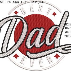 Può includere: Un disegno per ricamo con uno sfondo a cerchio rosso e testo bianco che recita BEST DAD EVER. La parola Dad è in grande corsivo con contorni neri. Il design include i formati DST, PES, XXX, HUS, EXP, JEF e le dimensioni 3cm, 5cm, 7cm.
