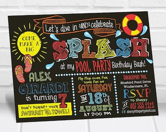 Op de afbeelding: Een kleurrijke uitnodiging in krijtbord-stijl voor een zwembadfeest. De uitnodiging luidt "Laten we erin duiken en vieren" en "Splash op mijn zwembadfeestje!" Het feest is voor de 7e verjaardag van Alex Girardi en vindt plaats op zaterdag 18 augustus om 14:00 uur. Het feest vindt plaats bij Summerport Pool, Bluebird Pond Drive, Windermere, FL. RSVP naar Sherry op 407-555-1212 of sherry@thepartystork.com.