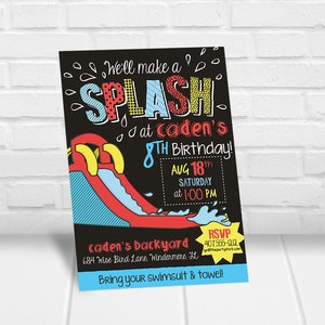 Può includere: Un invito colorato per una festa di compleanno a tema scivolo d'acqua. L'invito dice "We'll make a SPLASH at Caden's 8th Birthday!" con la data e l'ora della festa. L'invito include anche l'indirizzo e le informazioni RSVP.