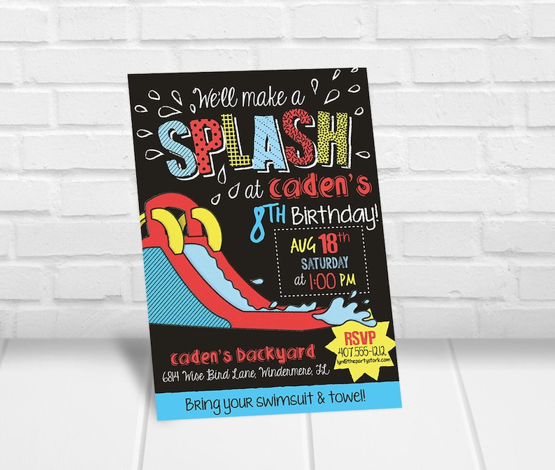 Może przedstawiać: Kolorowe zaproszenie na przyjęcie urodzinowe z motywem zjeżdżalni wodnej. Zaproszenie zawiera napis "We'll make a SPLASH at Caden's 8th Birthday!" wraz z datą i godziną przyjęcia. Zaproszenie zawiera r&oacute;wnież adres i informacje RSVP.