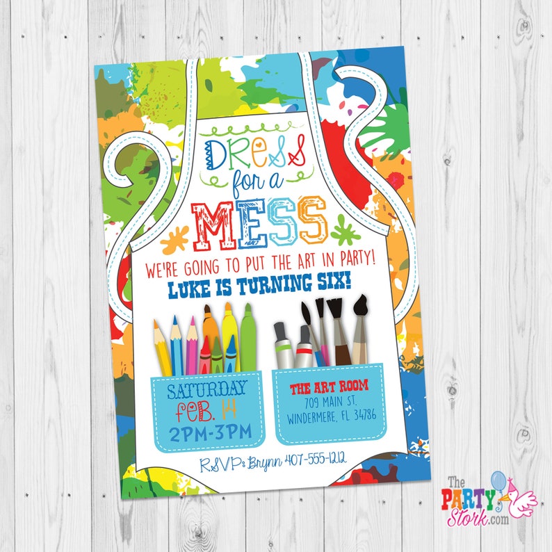 Pode incluir: Um convite colorido para uma festa de anivers&aacute;rio infantil. O convite apresenta um avental salpicado de tinta com o texto "Dress for a Mess" e "We're going to put the art in party! Luke is turning six!" O convite tamb&eacute;m inclui detalhes sobre a festa, incluindo a data, a hora e o local. As informa&ccedil;&otilde;es de RSVP est&atilde;o inclu&iacute;das na parte inferior do convite.
