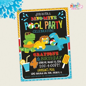 Peut inclure: Une invitation colorée pour une fête de piscine sur le thème des dinosaures. L'invitation présente un fond de tableau noir avec une illustration de dinosaure de dessin animé. Le texte indique "Rejoignez-nous pour une fête de piscine Dino-mite célébrant le 4e anniversaire de Grayson, samedi 13 août 2016, 13h00-16h00, Piscine de Grayson, 6842 Evergreen Oak Drive, Orlando, FL, RSVP : 1-407-555-1212 ou sami@thepartystork.com".
