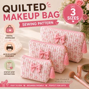 Puede incluir: Tres neceseres acolchados de diferentes tamaños con un estampado floral rosa, un lazo de tela rosa en el centro y una borla rosa a juego en la cremallera. El texto dice Quilted Makeup Bag Sewing Pattern, 3 Sizes, Digital Download.