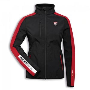 Könnte beinhalten: Eine schwarze Softshelljacke mit roten Einsätzen an den Ärmeln und Schultern. Die Jacke hat einen hohen Kragen, einen durchgehenden Frontreißverschluss und drei Reißverschlusstaschen. Das Ducati Corse Logo befindet sich auf der Brust.