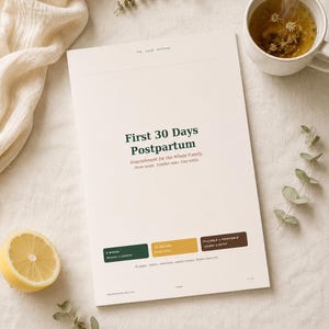 Könnte beinhalten: Eine weiße Broschüre mit dem Titel First 30 Days Postpartum und dem Untertitel Nourishment for the Whole Family. Das Cover enthält drei rechteckige Etiketten in Dunkelgrün, Gelb und Braun, die 4 Wochen, 52 Rezepte und ein druckbares Format angeben.