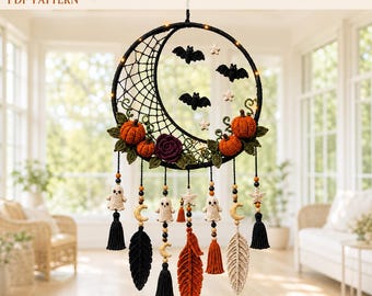 Puede incluir: Un atrapasueños de ganchillo de Halloween con un marco circular negro con luces integradas, una red en forma de media luna, tres murciélagos negros y tres estrellas pequeñas. Incluye calabazas naranjas, una rosa morada oscura, hojas verdes, figuras de fantasmas, estrellas, lunas, cuentas y borlas.
