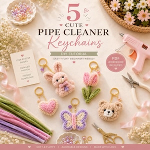 Puede incluir: Un tutorial de bricolaje para 5 llaveros de limpiapipas que incluyen un conejo rosa, un tulipán rosa, un corazón, una mariposa morada y blanca, y un oso beige. La imagen incluye texto, una pistola de pegamento, alicates, tijeras, cuentas y limpiapipas.
