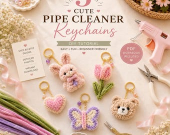 Puede incluir: Un tutorial de bricolaje para 5 llaveros de limpiapipas que incluyen un conejo rosa, un tulipán rosa, un corazón, una mariposa morada y blanca, y un oso beige. La imagen incluye texto, una pistola de pegamento, alicates, tijeras, cuentas y limpiapipas.