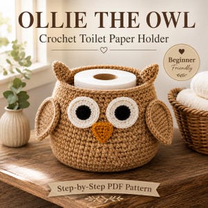 Puede incluir: Un soporte de papel higiénico de ganchillo color canela con forma de búho, ojos blancos y negros y pico naranja. El texto dice OLLIE THE OWL Crochet Toilet Paper Holder, Beginner Friendly y Step-by-Step PDF Pattern. Contiene un rollo blanco.