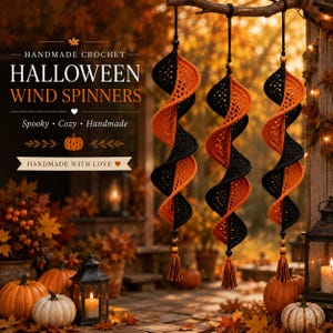 Könnte beinhalten: Drei handgefertigte Häkel-Windspiele in schwarz-orangen Spiraldesigns, jeweils mit einer Quaste am unteren Ende, hängend an einem Ast. Der Text lautet: HANDMADE CROCHET HALLOWEEN WIND SPINNERS, Spooky, Cozy, Handmade, HANDMADE WITH LOVE.