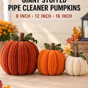 Op de afbeelding: Drie pompoenen gemaakt van oranje en witte pijpenragers met bruine stelen en groene blaadjes. De tekst luidt: NUVAYA STUDIO GIANT STUFFED PIPE CLEANER PUMPKINS 8 INCH 12 INCH 16 INCH. Een realistische stapsgewijze visuele handleiding.