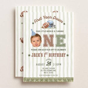 以下が含まれることがあります： フットボールをテーマにした1歳の誕生日招待状。ライトグリーンのストライプ背景に、青いパーティーハットをかぶった子供の写真、フットボール、ヘルメット、First Year Down、Jack's 1st Birthdayの文字とイベント詳細が記載されています。