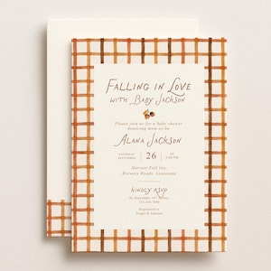 Puede incluir: Una tarjeta de invitación rectangular para baby shower con un borde de cuadros en acuarela en tonos naranja y marrón. El texto dice Falling in Love with Baby Jackson, Alana Jackson y los detalles del evento sobre un fondo crema con dos bellotas.