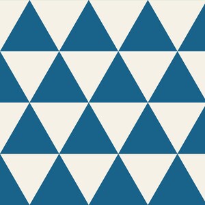 Può includere: Un motivo geometrico ripetitivo composto da triangoli equilateri alternati blu e bianco sporco disposti in una griglia. I triangoli blu sono rivolti sia verso l'alto che verso il basso, creando un design a mosaico continuo.