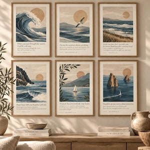 Puede incluir: Un conjunto de seis láminas rectangulares con paisajes costeros, olas, veleros y formaciones rocosas en tonos azul, beige y arena. Cada lámina incluye un gráfico de sol y un versículo bíblico impreso en tipografía negra con serifa.