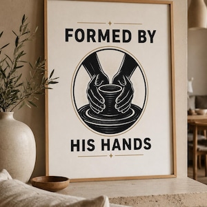 Peut inclure: Une affiche encadrée avec le texte "FORMED BY HIS HANDS" en noir. L'œuvre présente une illustration en noir et blanc de mains façonnant un pot sur un tour de potier. Le cadre est de couleur marron clair.