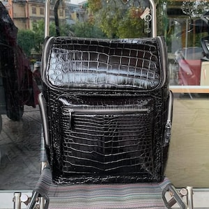 Mochila de piel de cocodrilo negro brillante, mochila de lujo de piel, bolso de piel exótica, herrajes metálicos, interior de piel de cordero de primera calidad.