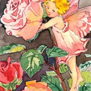 Peut inclure: Une peinture à l'aquarelle d'une fée aux cheveux blonds et aux ailes roses tenant une grande rose rose. La fée porte une robe rose et se tient sur un rosier aux feuilles vertes et d'autres roses roses.