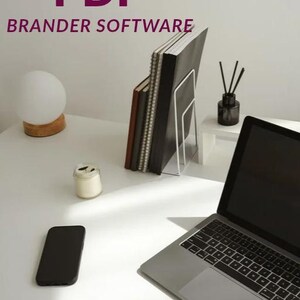 Può includere: Una visualizzazione di prodotto digitale con il testo Affiliate PDF BRANDER SOFTWARE e by.lyly.b. La scena include un portatile, uno smartphone, una lampada sferica bianca su base in legno, una candela e un supporto in filo bianco con quaderni.
