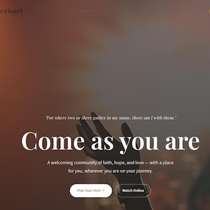 Può includere: Pagina iniziale del sito web di Grace Chapel, con il testo "Come as you are" in bianco. Lo sfondo è un'immagine sfocata di mani che si protendono verso l'alto. Il sito web include pulsanti per "Plan Your Visit" e "Watch Online".