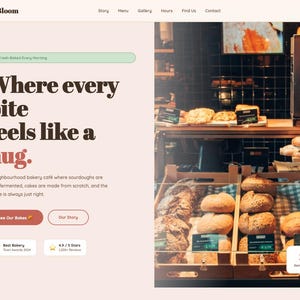 Può includere: Sito web della panetteria Flour & Bloom, con lo slogan «Dove ogni boccone è come un abbraccio». L'immagine mostra un'esposizione di pane e panini appena sfornati. Il sito presenta anche pulsanti per «Vedi i nostri prodotti da forno» e «La nostra storia».