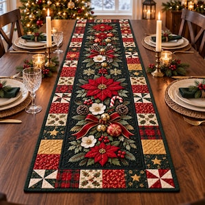 Könnte beinhalten: Ein rechteckiger, gesteppter Tischläufer mit einem dunkelgrünen Mittelteil, verziert mit roten Weihnachtssternen, weißen Blüten, Tannenzapfen, roten Beeren, goldenen Glöckchen, einer Zuckerstange und roten Schleifen, umrandet von Patchwork-Quadraten.