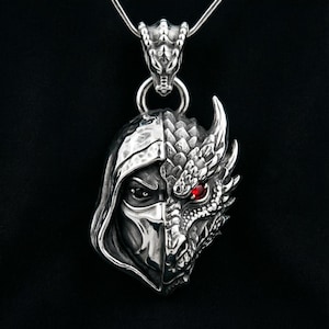 Colgante con máscara de asesino medio dragón, ojo de reptil de plata 925 con circonita cúbica roja, collar de fantasía oscura y vanguardista para hombre, joyería distintiva de diseñador independiente.