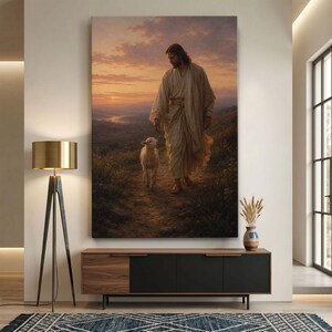 Könnte beinhalten: Ein großes rechteckiges Wandbild, das eine Figur mit langem Haar und Bart in einem hellen Gewand zeigt, die zusammen mit einem kleinen Lamm auf einem Feldweg geht. Im Hintergrund ist ein Sonnenuntergang über einer weiten Landschaft zu sehen.