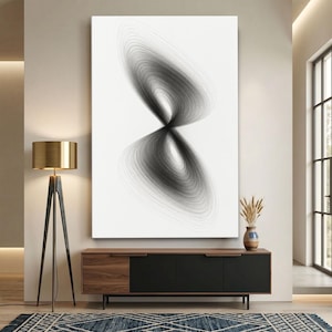 Può includere: Una grande opera d'arte murale rettangolare caratterizzata da un design astratto in bianco e nero con linee concentriche vorticose che formano una figura a otto. L'opera è esposta su una parete liscia sopra un mobile multimediale.