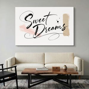 Può includere: Un'opera d'arte murale rettangolare con il testo corsivo nero Sweet Dreams centrato su uno sfondo bianco. Il design include una pennellata orizzontale rosa tenue dietro la parola Sweet e una pennellata verticale beige dietro la parola Dreams.
