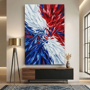 Può includere: Una grande opera d'arte murale rettangolare caratterizzata da una composizione astratta dinamica di frammenti angolari e affilati in rosso vibrante, blu intenso e bianco nitido. L'applicazione materica del colore crea profondità.