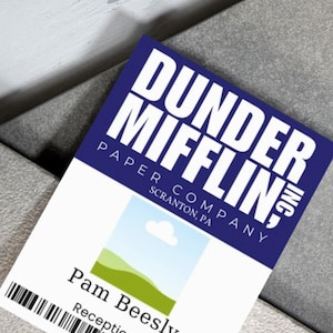 Druckbares und bearbeitbares Dunder Mifflin -inspiriertes Namensschild, Mitarbeiterabzeichen, Partyhalloweenkostüm