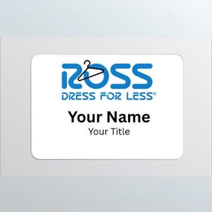 Puede incluir: Una etiqueta de nombre blanca con esquinas redondeadas. La parte superior de la etiqueta presenta el logotipo azul "ROSS" con un icono de percha. Debajo del logotipo está el texto "DRESS FOR LESS". La etiqueta incluye el texto "Your Name" y "Your Title" en negro.