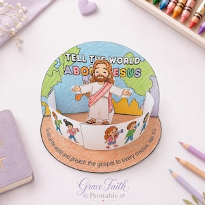 Könnte beinhalten: Ein Papierbastelprojekt mit einem zentralen Ausschnitt von Jesus mit ausgebreiteten Armen vor einer bunten Weltkarte. Ein kreisförmiges Papierband umgibt die Figur und zeigt Illustrationen von Kindern mit Megafonen sowie den Text Mark 16:15.
